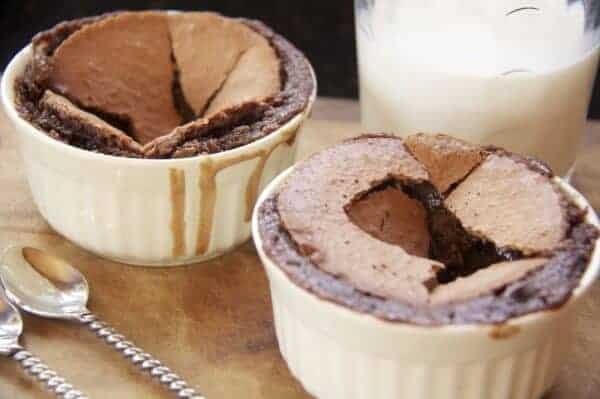 Image de gâteaux au chocolat en lava