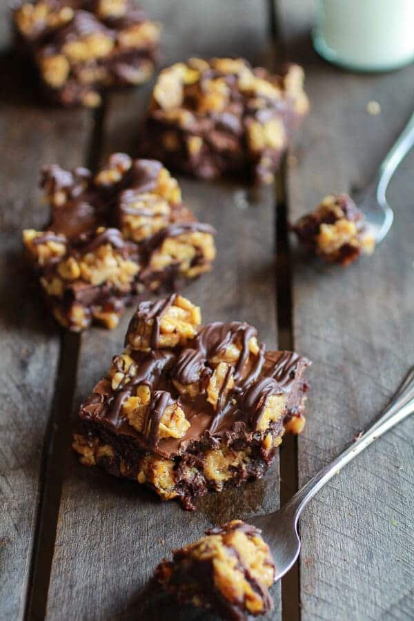Brownies au chocolat, fourrés au beurre de cacahuete et aux éclats de corn flakes