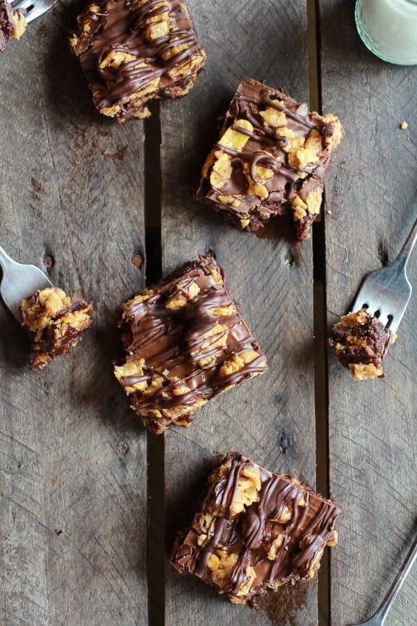 Brownies au chocolat, fourrés au beurre de cacahuete et aux éclats de corn flakes