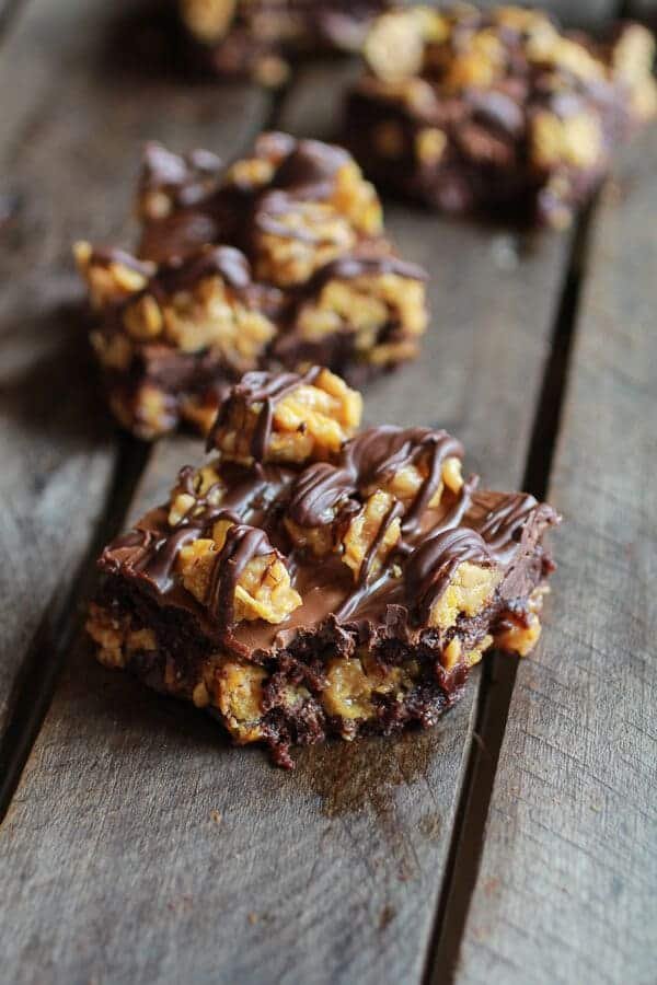 Brownies au chocolat, fourrés au beurre de cacahuete et aux éclats de corn flakes