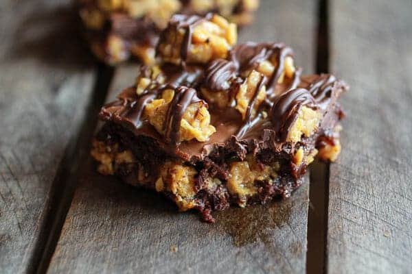 Brownies au chocolat, fourrés au beurre de cacahuete et aux éclats de corn flakes