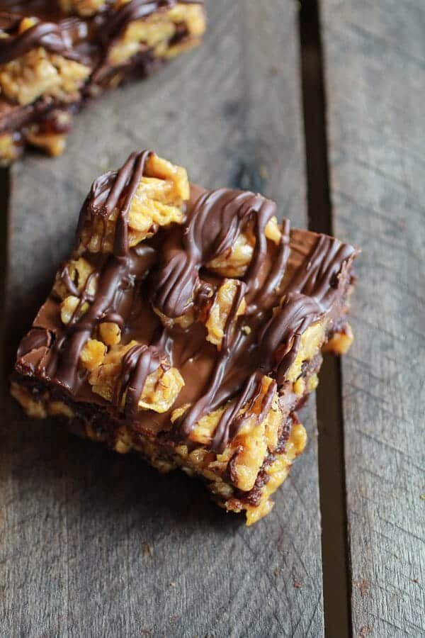 Brownies au chocolat, fourrés au beurre de cacahuete et aux éclats de corn flakes