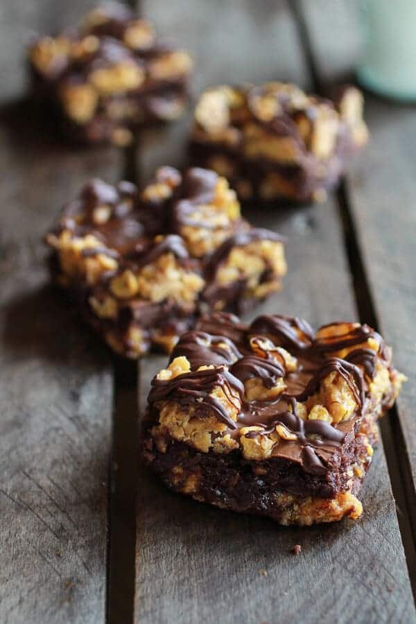 Brownies au chocolat, fourrés au beurre de cacahuete et aux éclats de corn flakes