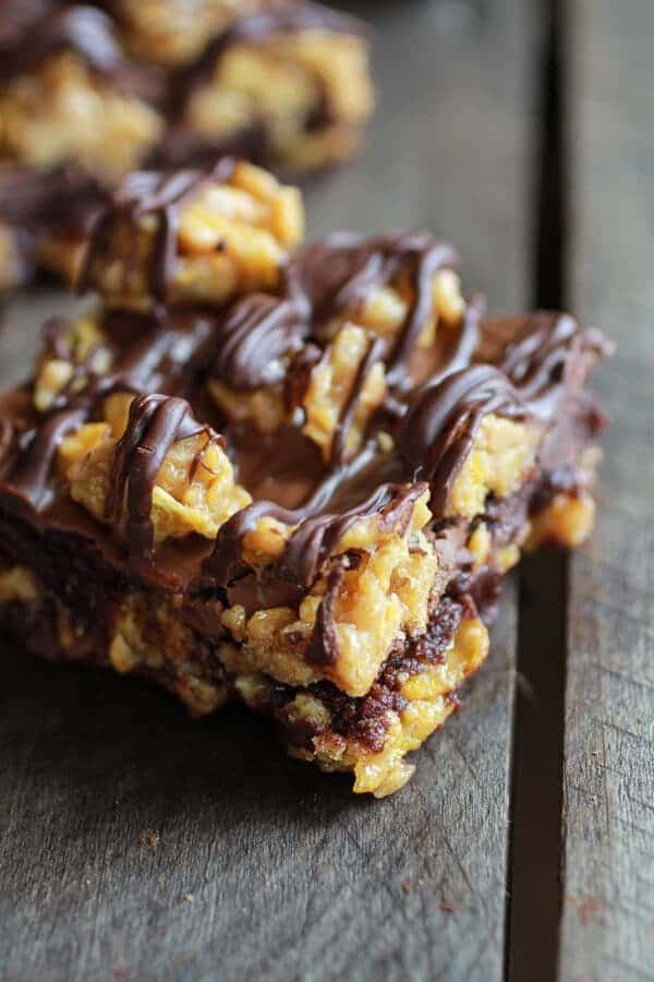 Brownies au chocolat, fourrés au beurre de cacahuete et aux éclats de corn flakes