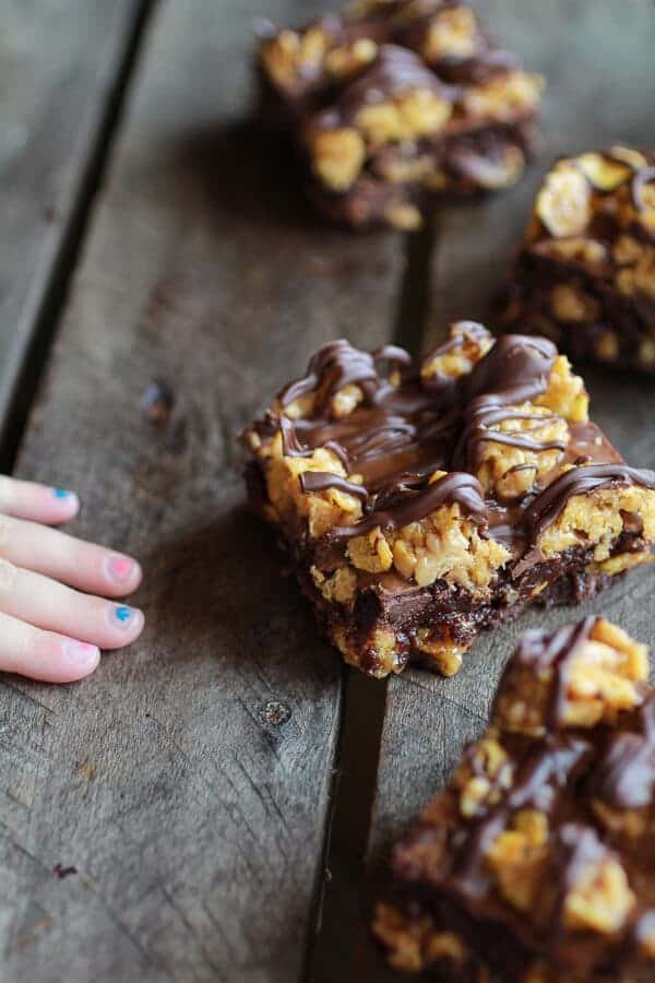 Brownies au chocolat, fourrés au beurre de cacahuete et aux éclats de corn flakes