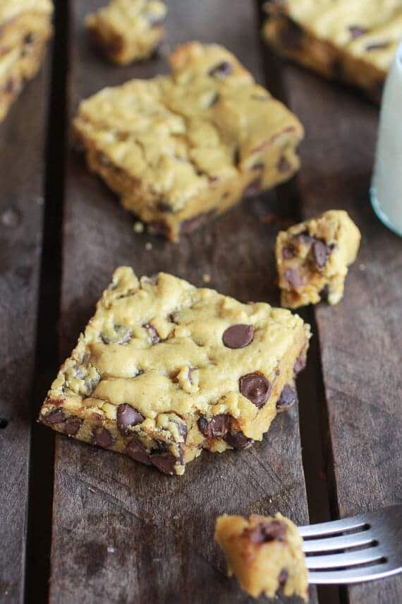 Des barres aux cookies à la citrouille et aux pépites de chocolat (entièrement en farine complète)