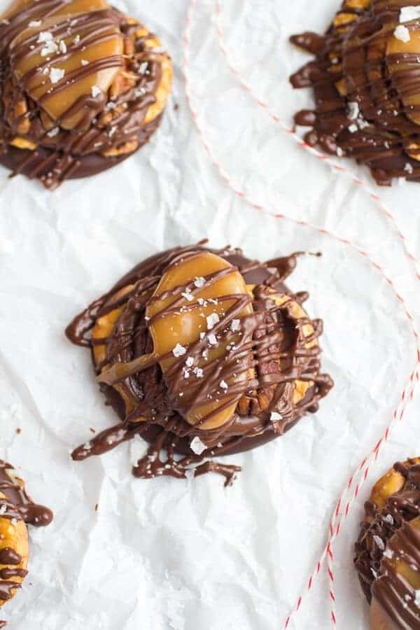 Biscuits fourrés au chocolat, aux pralines et à la pâte de noisettes