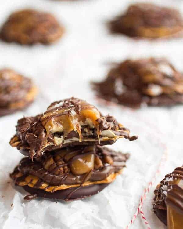 Biscuits fourrés au chocolat, aux pralines et à la pâte de noisettes
