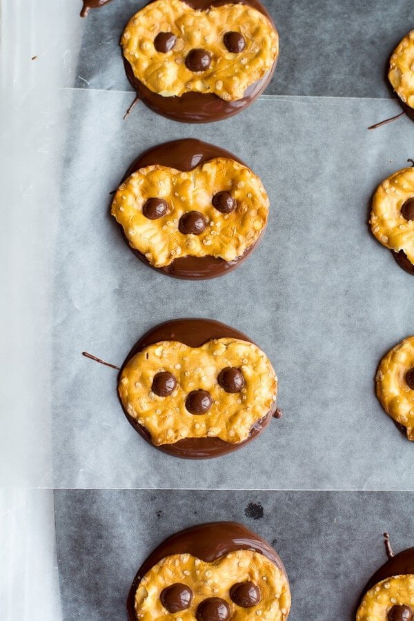 Biscuits fourrés au chocolat, aux pralines et à la pâte de noisettes