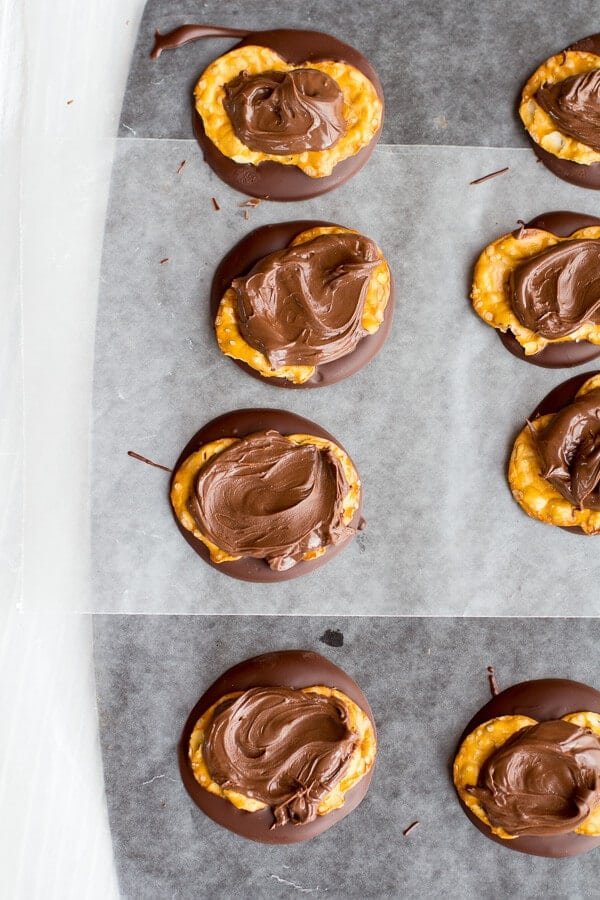 Biscuits fourrés au chocolat, aux pralines et à la pâte de noisettes