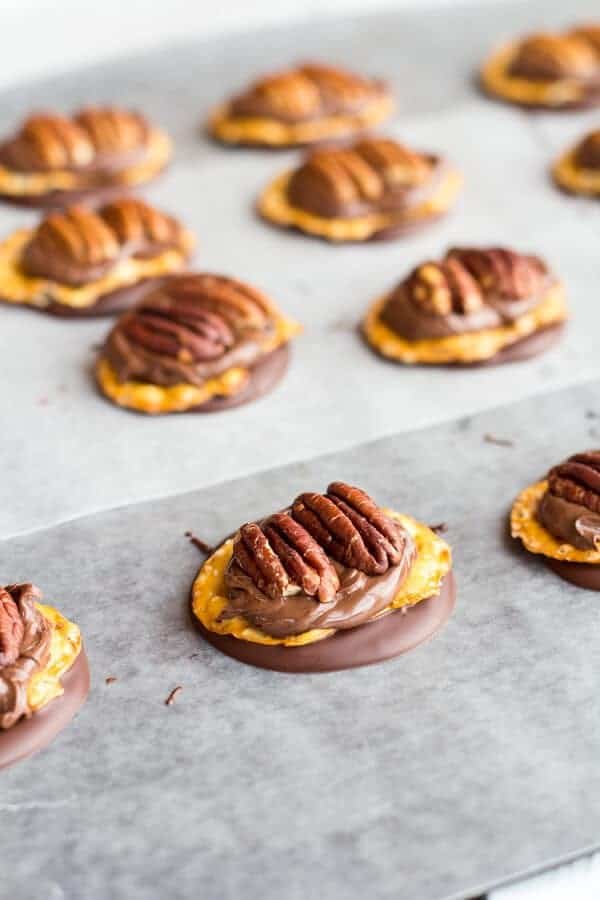 Biscuits fourrés au chocolat, aux pralines et à la pâte de noisettes
