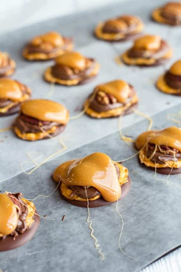Biscuits fourrés au chocolat, aux pralines et à la pâte de noisettes