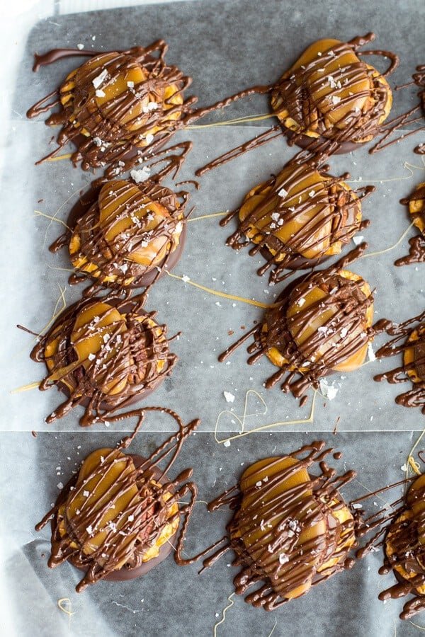 Biscuits fourrés au chocolat, aux pralines et à la pâte de noisettes