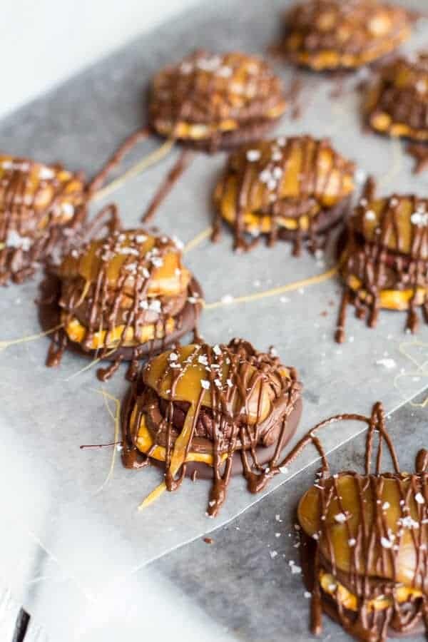 Biscuits fourrés au chocolat, aux pralines et à la pâte de noisettes