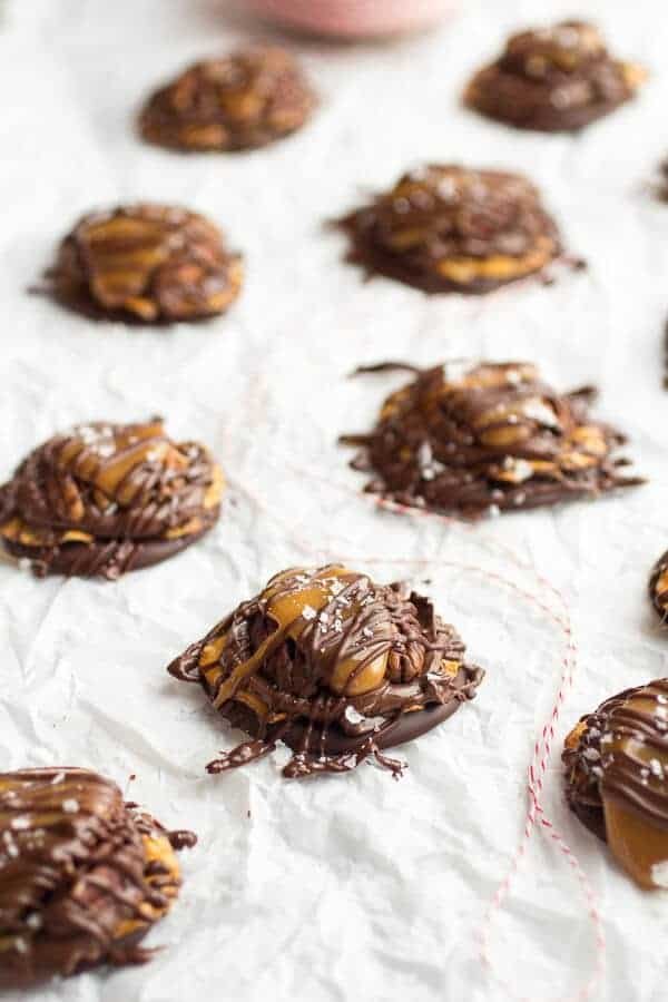 Biscuits fourrés au chocolat, aux pralines et à la pâte de noisettes