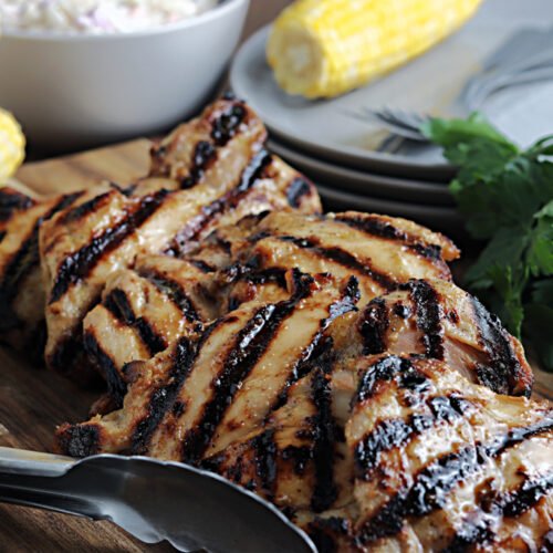 cuisses de poulet grillées avec maïs jaune