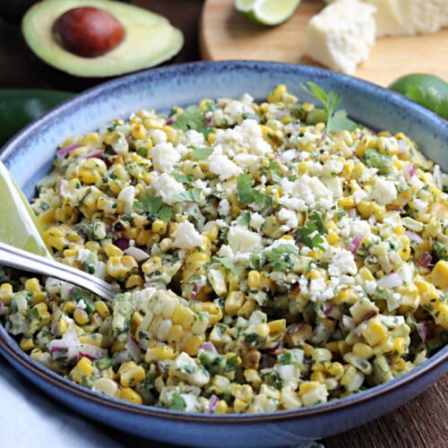 Salade de maïs grillé mexicaine dans un bol gris