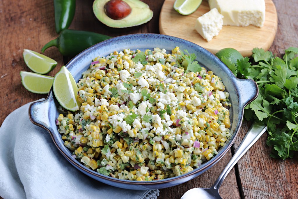 Maïs grillé à la mexicaine servi avec du citron vert