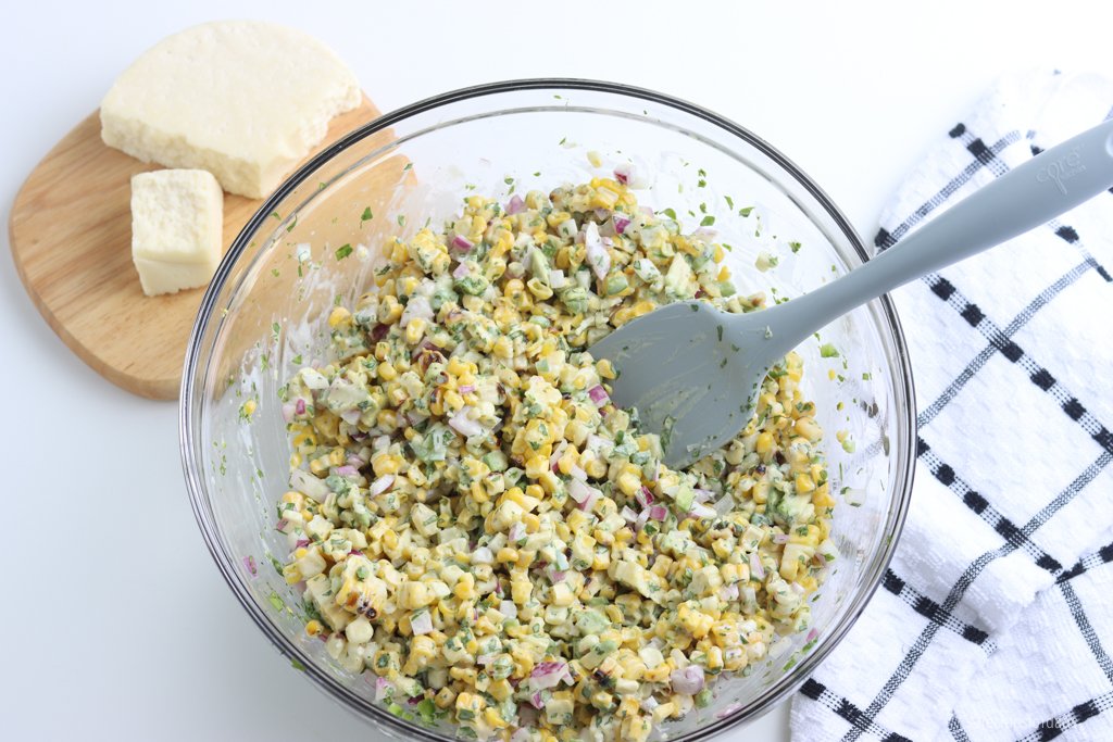 Mélangez la salade de maïs grillé mexicaine