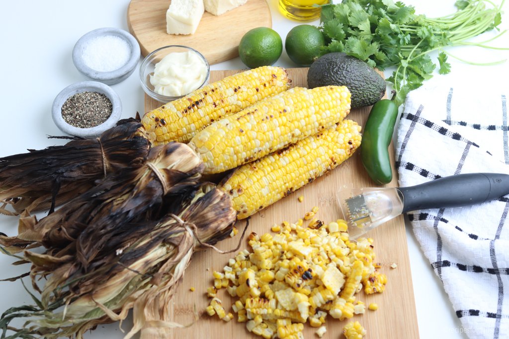 Maïs grillé sur l'épi avec la feuille