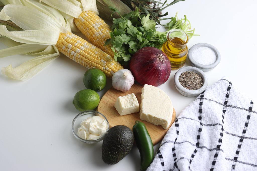 Ingrédients de la salade de maïs grillé mexicaine