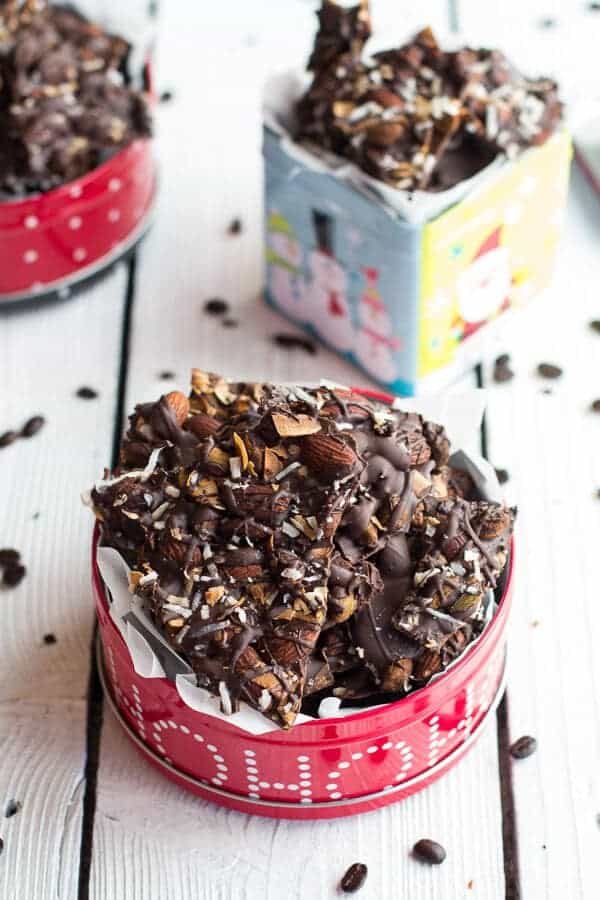 Barres de chocolat noir aux amandes grillées et noix de coco