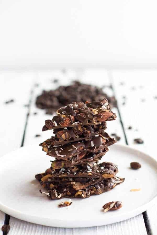 Barres de chocolat noir aux amandes grillées et noix de coco
