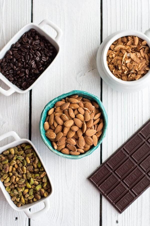 Barres de chocolat noir aux amandes grillées et noix de coco