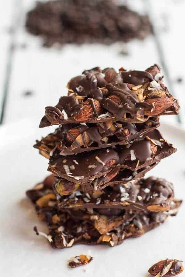 Barres de chocolat noir aux amandes grillées et noix de coco