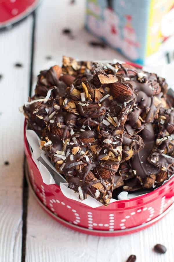 Barres de chocolat noir aux amandes grillées et noix de coco