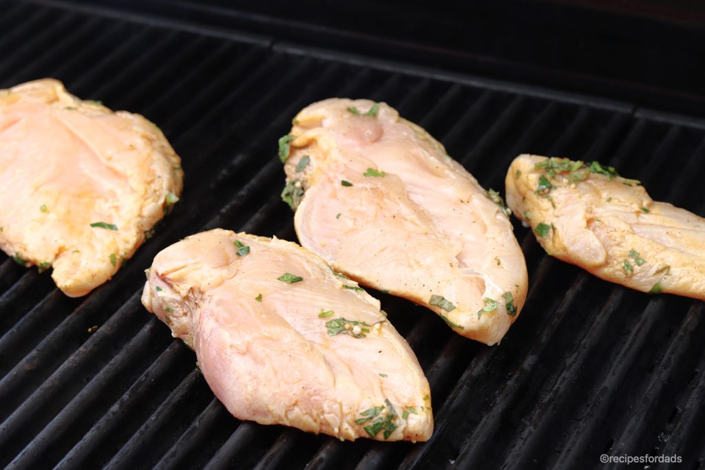 Poulet cru sur le gril